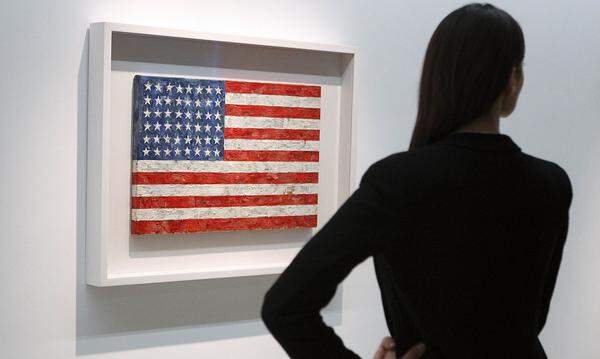 Mehr als 40 Gemälde basierend auf der US-Flagge hat Jasper Johns geschaffen. Im November 2014 "Flag" (1983) wurde für 36 Millionen Dollar bei Sotheby's in New York versteigert.