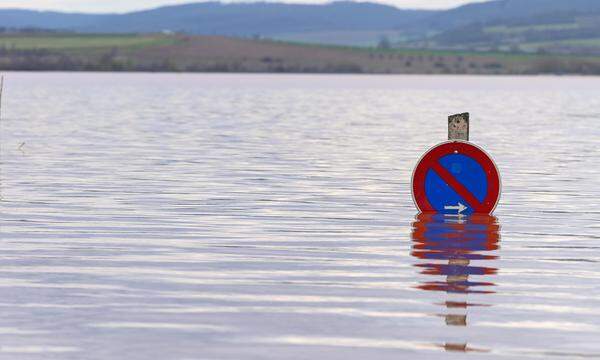 Ein Schild in Thüringen steht im Hochwasser.
