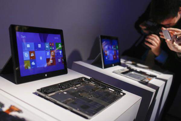 Microsoft bringt zwei neue Modelle seines Tablet-Computers Surface an den Start. Die in New York präsentierten Surface 2 und Surface Pro 2 werden ab dem 22. Oktober in Österreich verfügbar sein.