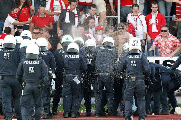 "Es geht nicht an, dass der Fußballsport von einer kleinen, gewaltbereiten Minderheit in Geiselhaft genommen wird. Derartige Aktionen sind auf das Schärfste zu verurteilen. Der ÖFB muss und wird mit aller Entschiedenheit gegen solche Vorfälle vorgehen", meinte ÖFB-Präsident Leo Windtner zu den Vorfällen.