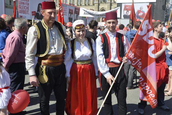 Am Aufmarsch der Bezirks-SPÖ Margarethen beteiligten sich auch Mitglieder des "albanischen Kultur- und Sportvereins 12. Juni" - zum ersten Mal. "Wir kommen aber sicher wieder, um die SPÖ zu unterstützen", sagte die Obfrau des Vereins.