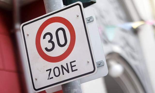 In „besonders sensiblen Zonen“ sollen Gemeinden künftig selbst eine Geschwindigkeitsgrenze festlegen können - und auch im restlichen Ortsgebiet soll dies einfacher werden, geht es nach Verkehrsministerin Gewessler. (Symbolbild)
