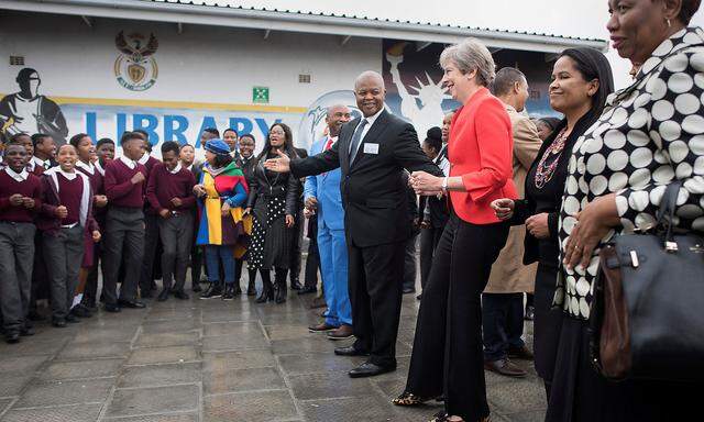 Theresa May wagte ein Tänzchen und erntete Spott.