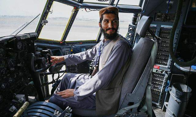 Ein Talibankämpfer inspiziert das Cockpit einer afghanischen Militärmaschine. Kabuls Flughafen ist nach dem US-Abzug nun in der Hand der Extremisten.