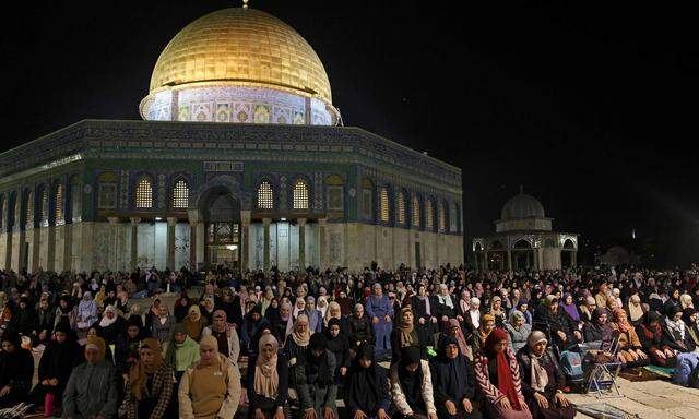 Palästinensische Muslime beim Abendgebet auf dem Gelände der Al-Aqsa-Moschee in Jerusalem.