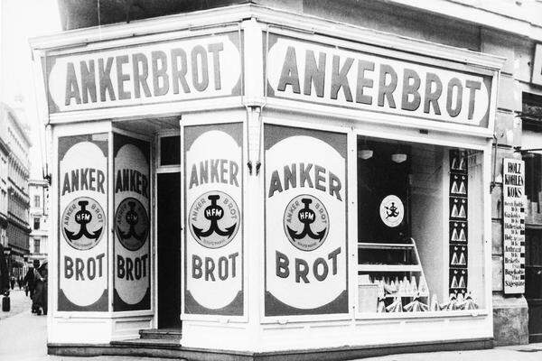 Bereits 1892 wurde die erste Filiale in der Hundsthurmerstraße im fünften Wiener Gemeindebezirk eröffnet. Kurz darauf sperrten im Drei-Wochen-Takt neue Geschäfte auf. Schon bald waren die "gebrandeten" Filialen von Ankerbrot ein Teil des Wiener Stadtbildes.