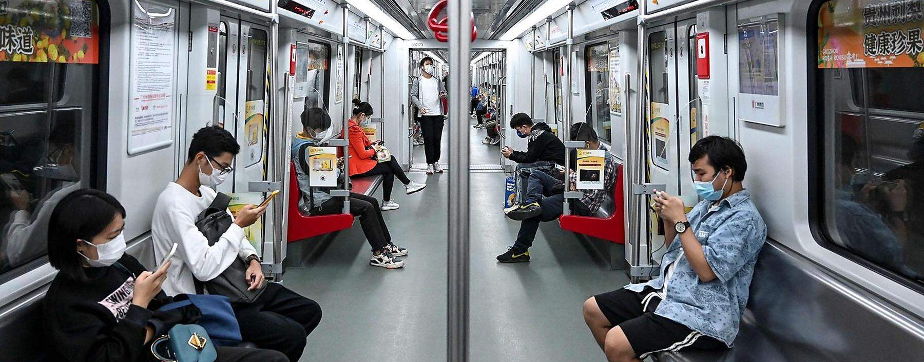 Ein Foto vom 30. November aus einer U-Bahn in der Stadt Guanzhou.