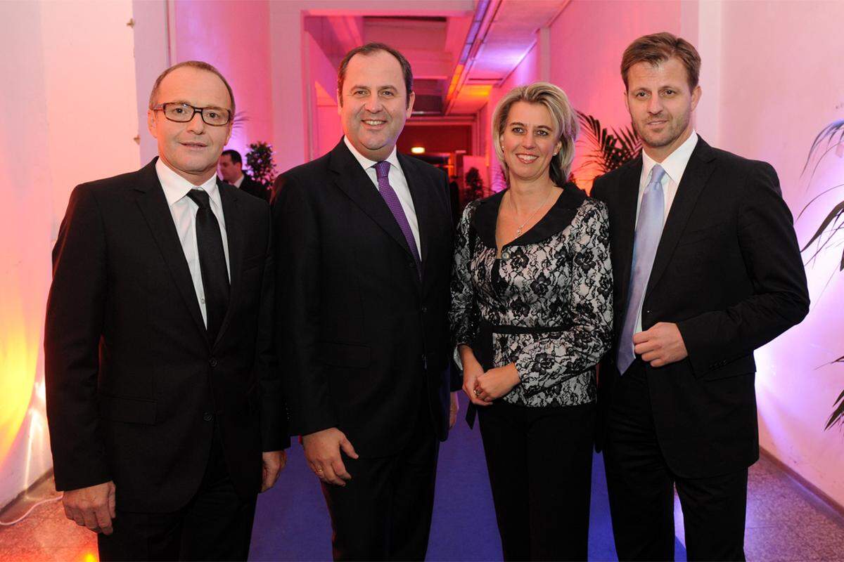 Hier im Bild: "Presse"-Geschäftsführer Reinhold Gmeinbauer, Finanzminister Josef Pröll plus Gattin Gabi und Michael Fleischhacker, Chefredakteur der "Presse".