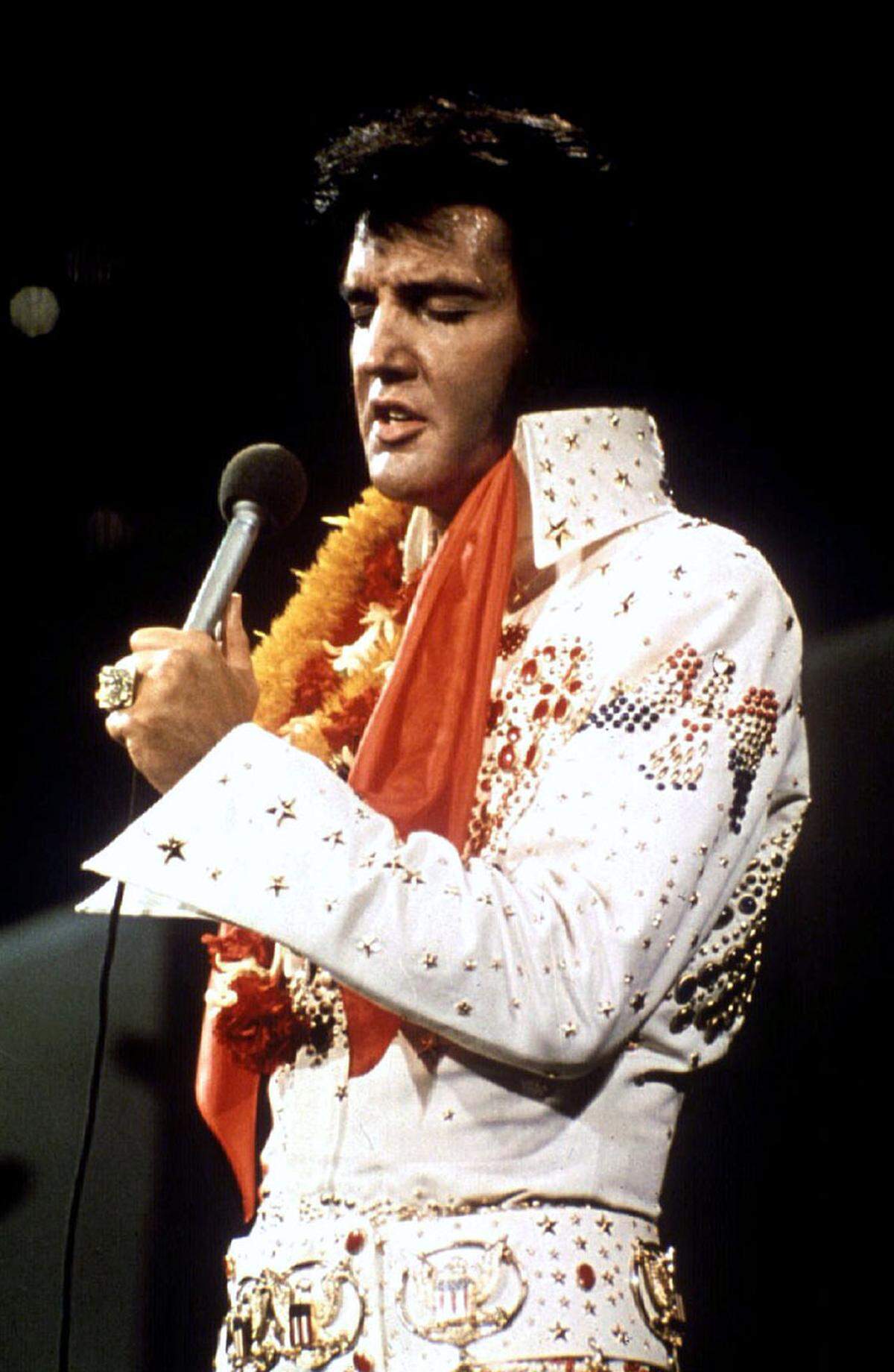Koteletten und Pomade im Haar. "The King of Rock 'n' Roll" Elvis Presley war nicht nur anhand seiner Stimme zu erkennen.