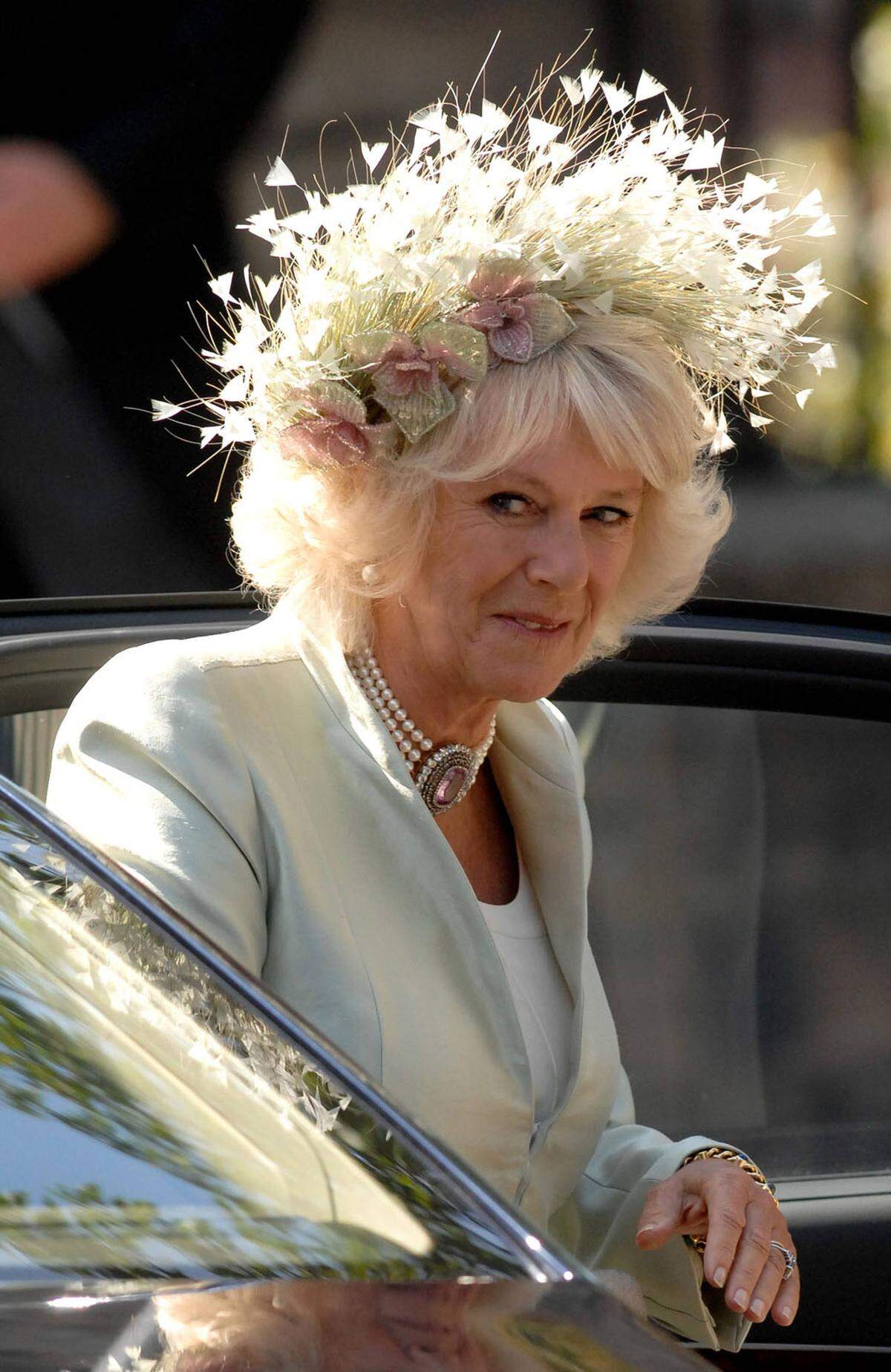 Eine Blumenwiese auf dem Kopf: Herzogin Camilla 2011 bei der Hochzeit von Zara Phillips und Mike Tindall.
