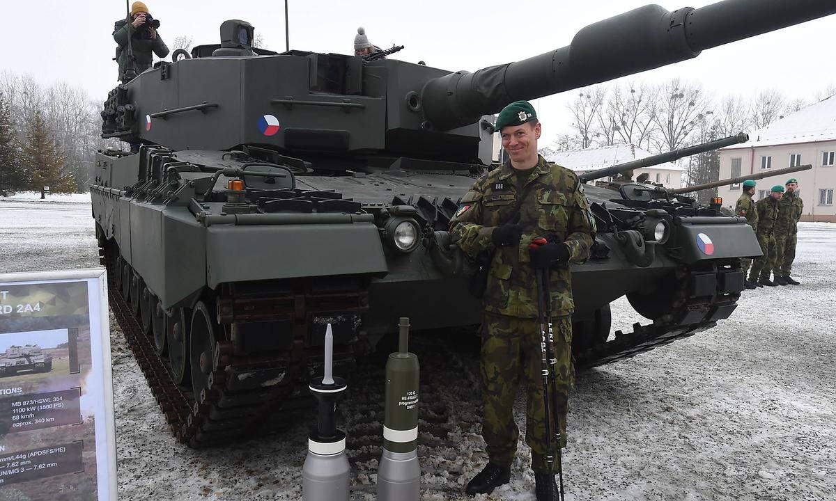Archivbild eines Leopard-2A4-Panzers, den Deutschland im Rahmen eines Ringtauschs für die Ukrainehilfe an Tschechien übergab.
