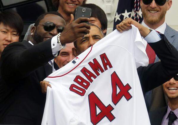 Eines der begehrtesten Selfie-Models ist Barack Obama. Hier lichtet sich US-Baseball-Star David Ortiz von den Boston Red Sox mit dem US-Präsidenten ab.