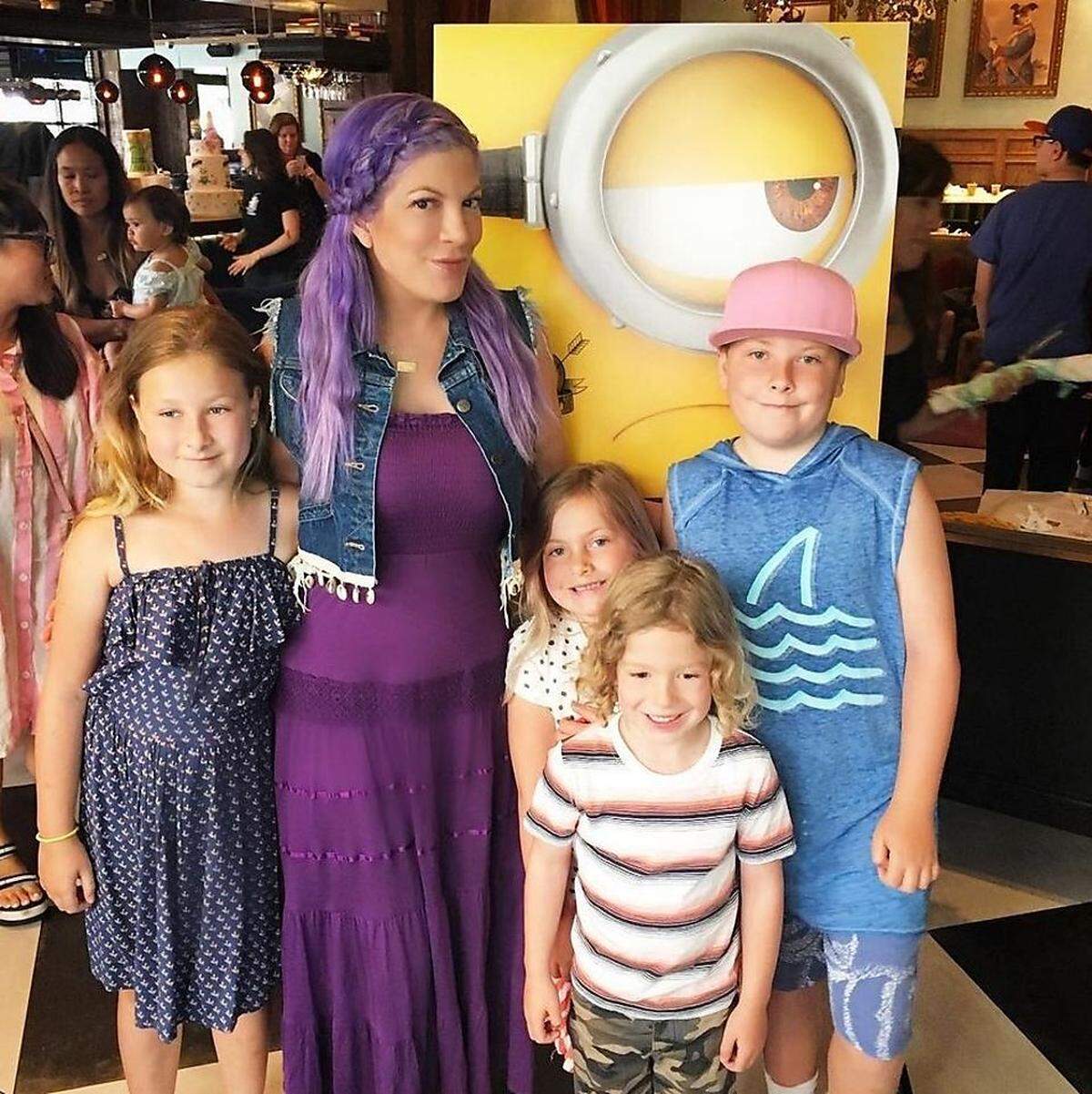 Auf einem Foto auf der Social-Media-Plattform Instagram enthüllte die US-amerikanische Schauspielerin Tori Spelling nicht nur, dass es in ihrer Familie die Tradition des "Familienfreitags" gibt - sondern auch, dass sie sich die Haare gefärbt hat.
