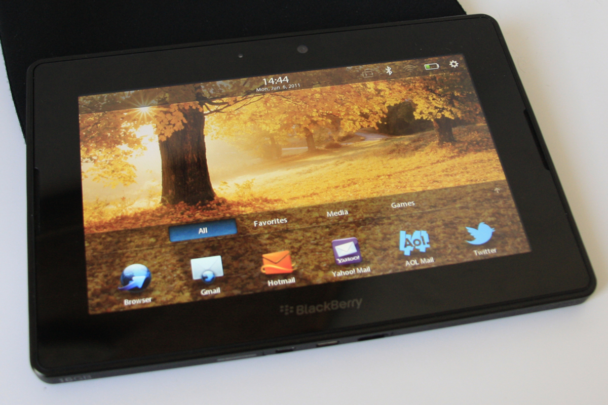 Der Homescreen erinnert auf den ersten Blick ein wenig an Android. Sehr schnell wird aber klar, dass es hier nur wenige Gemeinsamkeiten gibt. Im Unterschied zu Android, kann unter dem Blackberry Tablet OS die freie Fläche über der App-Leiste nicht für Widgets oder Shortcuts genutzt werden.