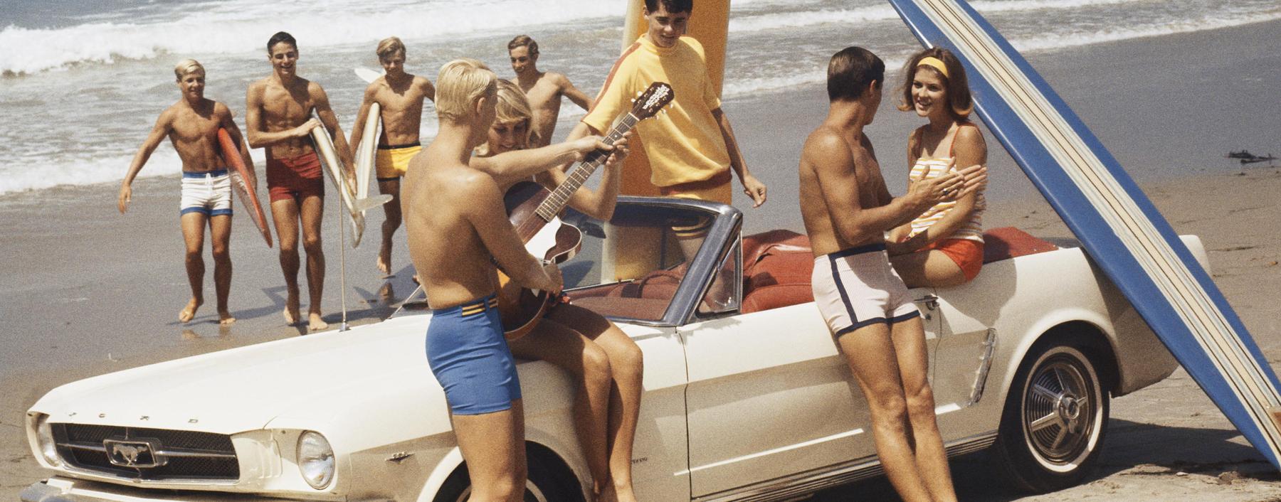 Fun, fun, fun: Als Paradevehikel des kalifornischen Lifestyles führte der Ford Mustang den „Convertible“ in den Mainstream. 