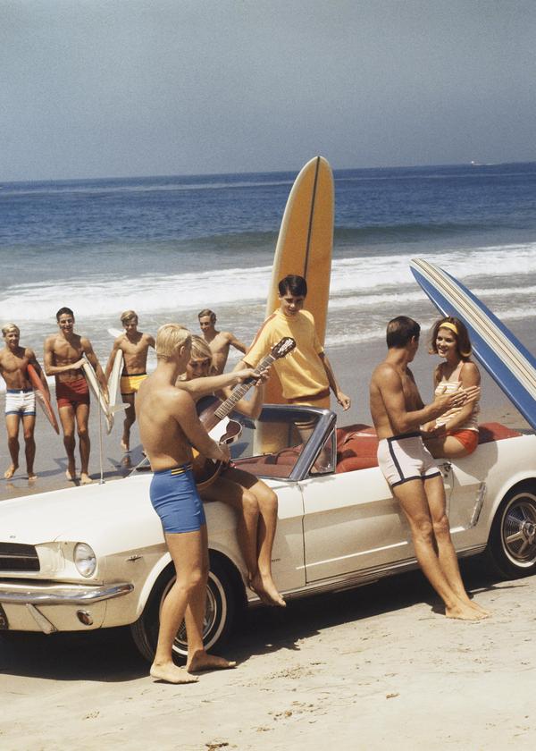 Fun, fun, fun: Als Paradevehikel des kalifornischen Lifestyles führte der Ford Mustang den „Convertible“ in den Mainstream. 