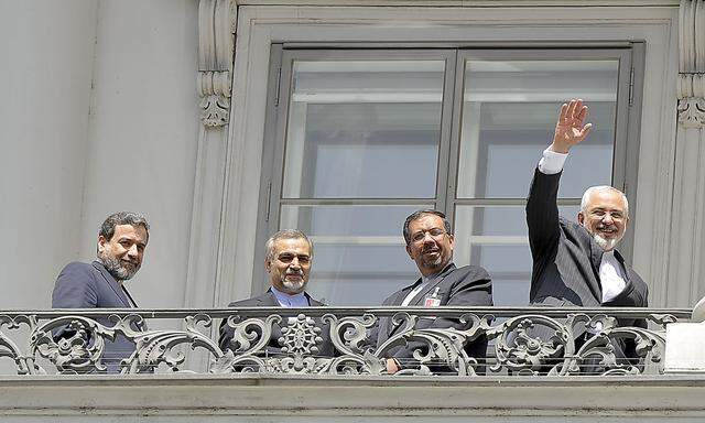10. Juli 2015: Irans Außenminister Mohammed Javad Zarif winkt den Journalisten. Die Verhandlungen imWiener  Palais Coburg führten zum Erfolg.
