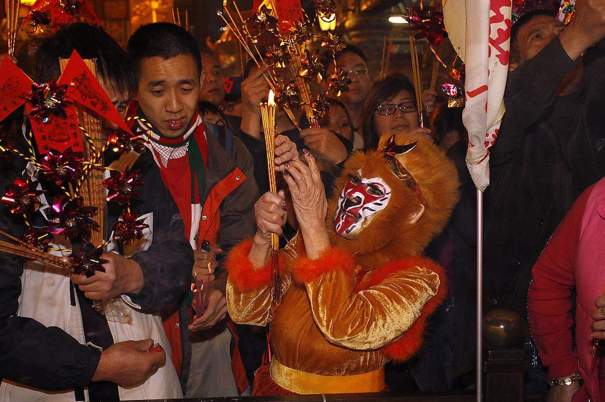 Und das in normaler Kleidung - oder als Affe verkleidet im berühmten Hongkonger Wong Sai Tin Tempel.