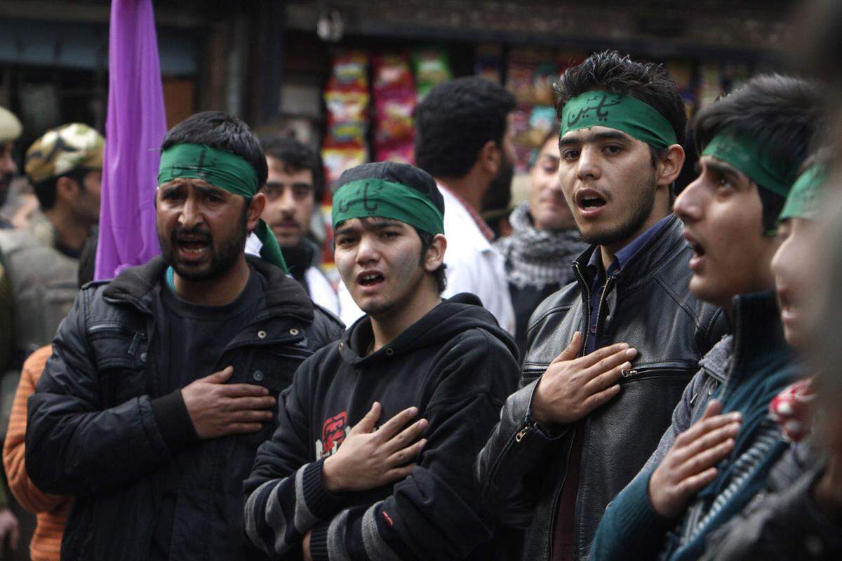 Auch die Sunniten begehen den Trauertag, für sie ist er aber nicht so wichtig wie für die Schiiten.Im Bild: Schiiten schlagen sich im Kaschmir mit der Hand auf die Brust.