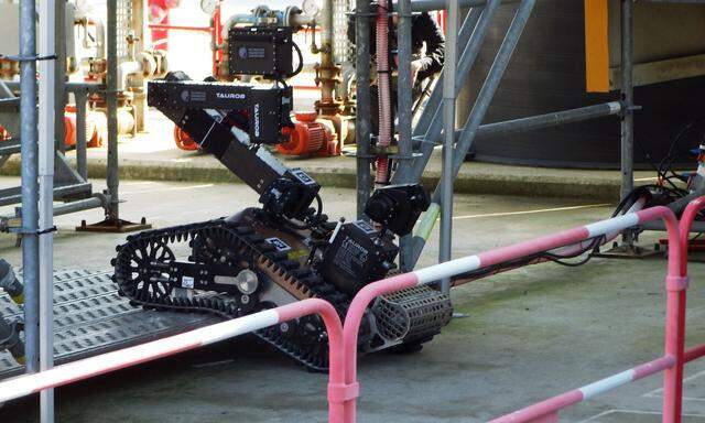 Roboter ´Argonaut´ erklimmt Stufe auf �lplattform