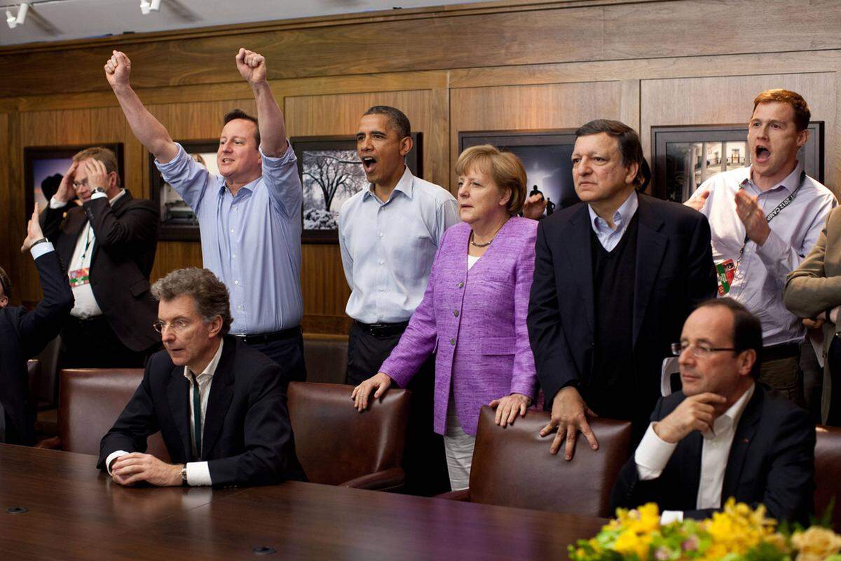 So sehen Fußball-begeisterte Staatschefs aus: Der britische Ex-Premier David Cameron, Barack Obama, die deutsche Kanzlerin Angela Merkel und Ex-EU-Kommissionspräsident José Manuel Barroso beim Schauen des Champions-League-Finales zwischen Chelsea und Bayern München beim G8-Gipfel in Camp David.