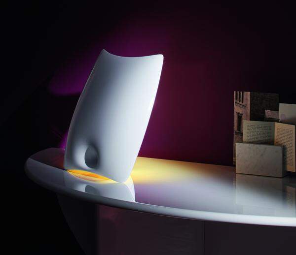 Philippe Starck lässt glasierte Keramik sanft beleuchten:  „Valor S“ heißt sein Entwurf. 