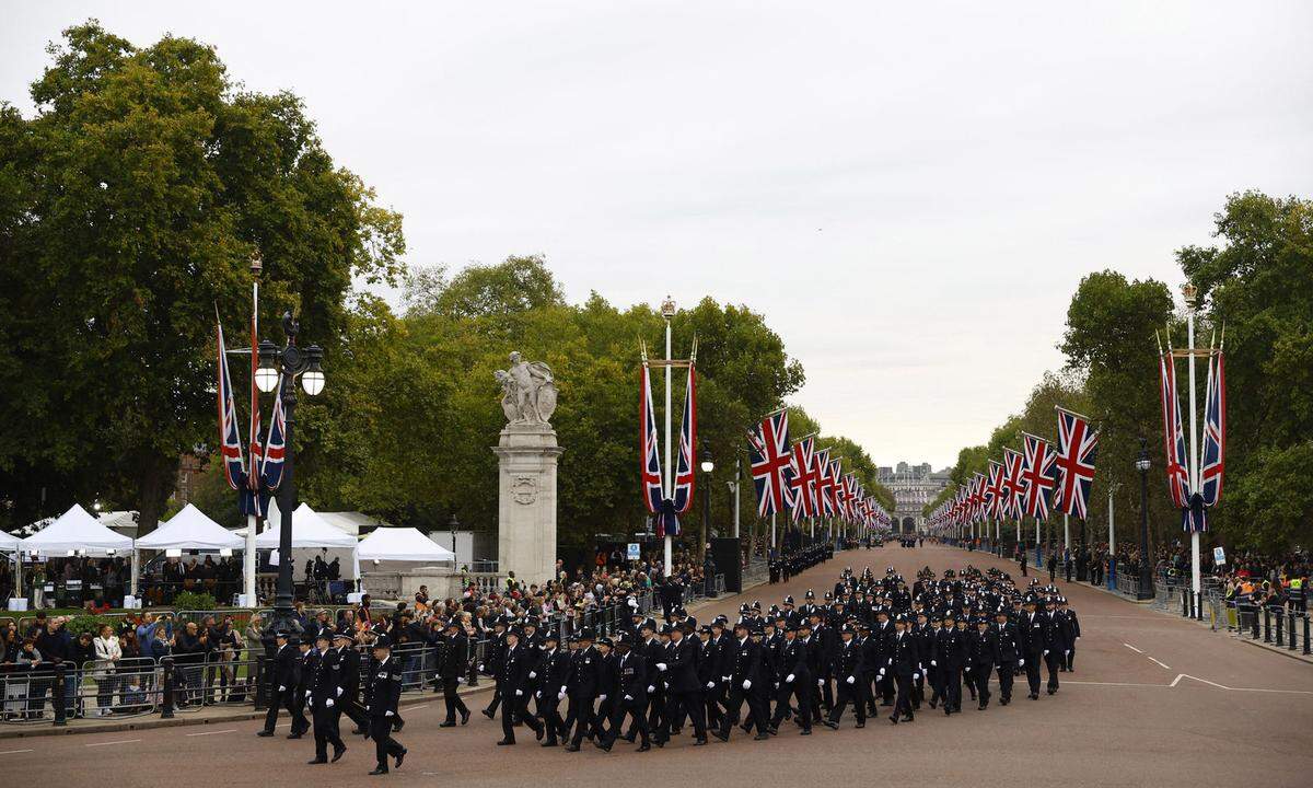 Am Vormittag wurde der Sarg mit der am 8. September verstorbenen Monarchin von der Westminster Hall zur Westminster Abbey gebracht, die Prozession dauerte etwa eine Viertelstunde.