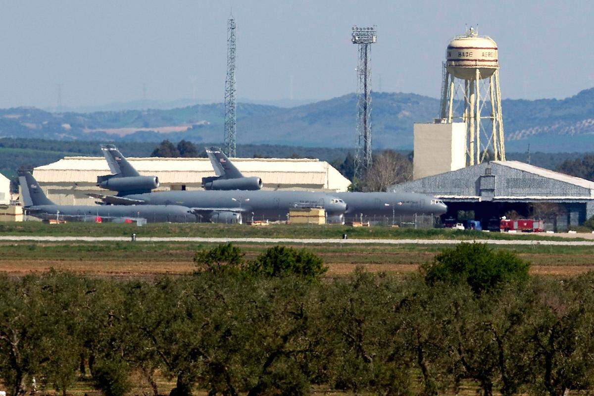 Spanien hat eine Beteiligung seiner Luftwaffe und seiner Marine versprochen sowie die Nutzung der Militärflughäfen in Rota und Moron (im Bild) in Südspanien in Aussicht gestellt.