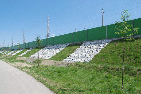 Für Bahnreisende wird die Aussicht großteils beschränkt bleiben. Der größte Teil der Fahrt erfolgt entlang von Lärmschutzwänden, aufgeschütteten Dämmen oder durch Tunnels.