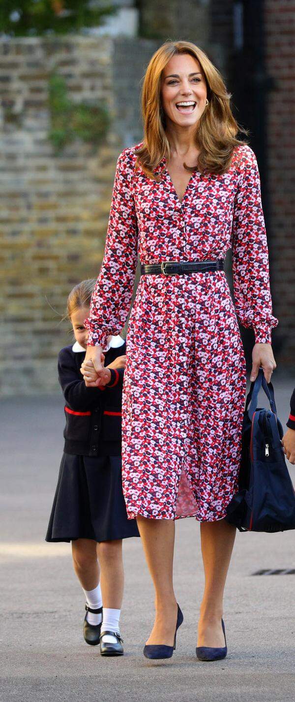Farblich auf die Schuluniform der Thomas's Battersea Schule stimmte sich Herzogin Catherine mit einem Kleid von Michael Kors ab.