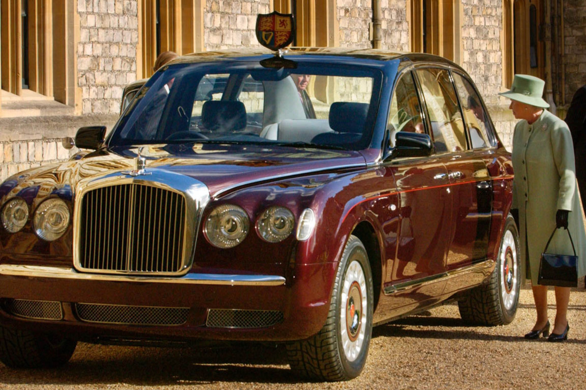 Im Fuhrpark von Queen Elizabeth II. hat sich vor zehn Jahren ein Machtwechsel ereignet. Die Queen fuhr über Jahrzehnte Rolls-Royce, gelegentlich Jaguar. Zum goldenen Thronjubiläum der Königin im Jahr 2002 durfte dann Bentley mit einem neuen "Major Car" vorfahren, also dem Auto für Anlässe mit Grüß- und Winkbedarf.