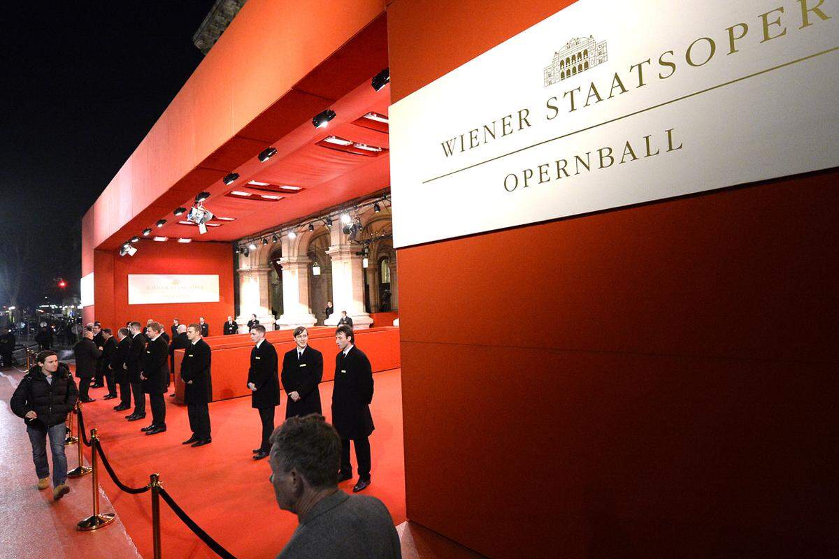 Roter Teppich, rotes Portal. Auch der 58. Wiener Opernball in der Wiener Staatsoper war wieder beschwingte Gaststube für allerlei Berühmtheiten aus Politik, Wirtschaft, Kultur und teils undefinierbaren Gesellschaftsbereichen bieten.