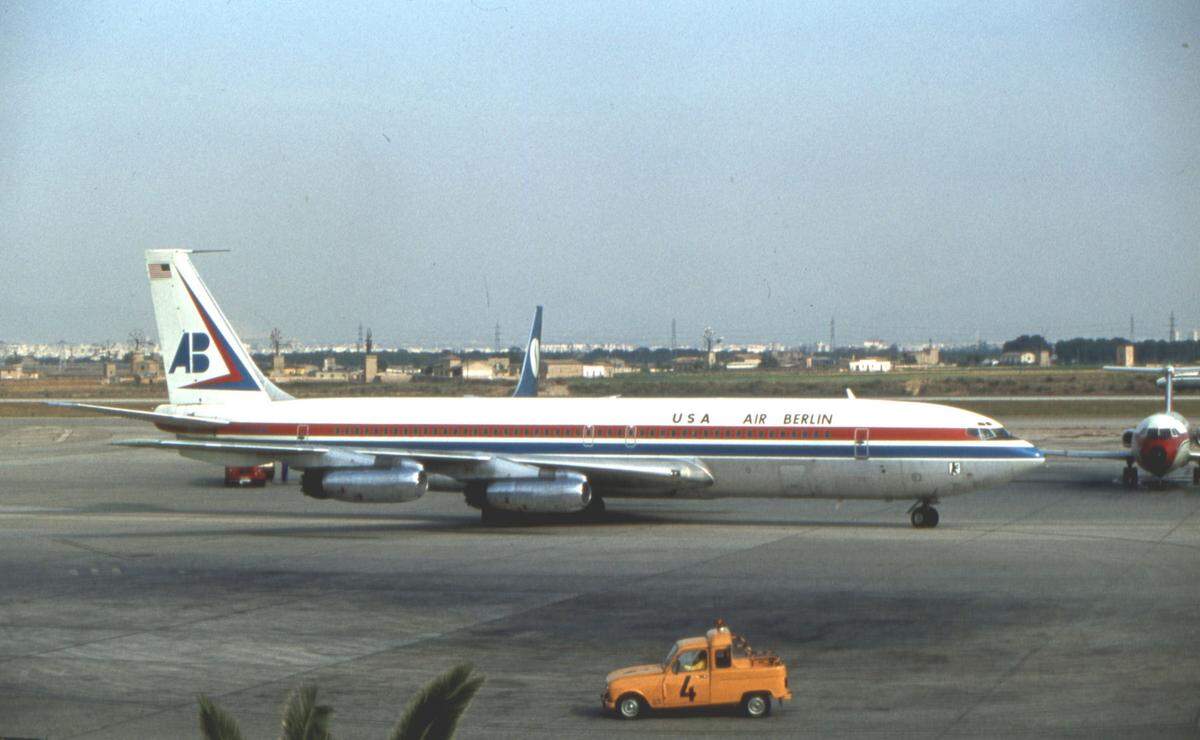 Immer beliebter wurden bereits in den späten 70ern Urlaubsziele rund um das Mittelmeer. Die Air Berlin spezialisierte sich darauf, erfolgreich. Mit der Wende 1989 verliert Gründer Lundgren seine Sonderrechte rund um den Flugbetrieb und sucht sich deutsche Mehrheitsgesellschafter.