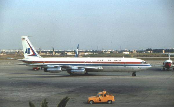 Immer beliebter wurden bereits in den späten 70ern Urlaubsziele rund um das Mittelmeer. Die Air Berlin spezialisierte sich darauf, erfolgreich. Mit der Wende 1989 verliert Gründer Lundgren seine Sonderrechte rund um den Flugbetrieb und sucht sich deutsche Mehrheitsgesellschafter.