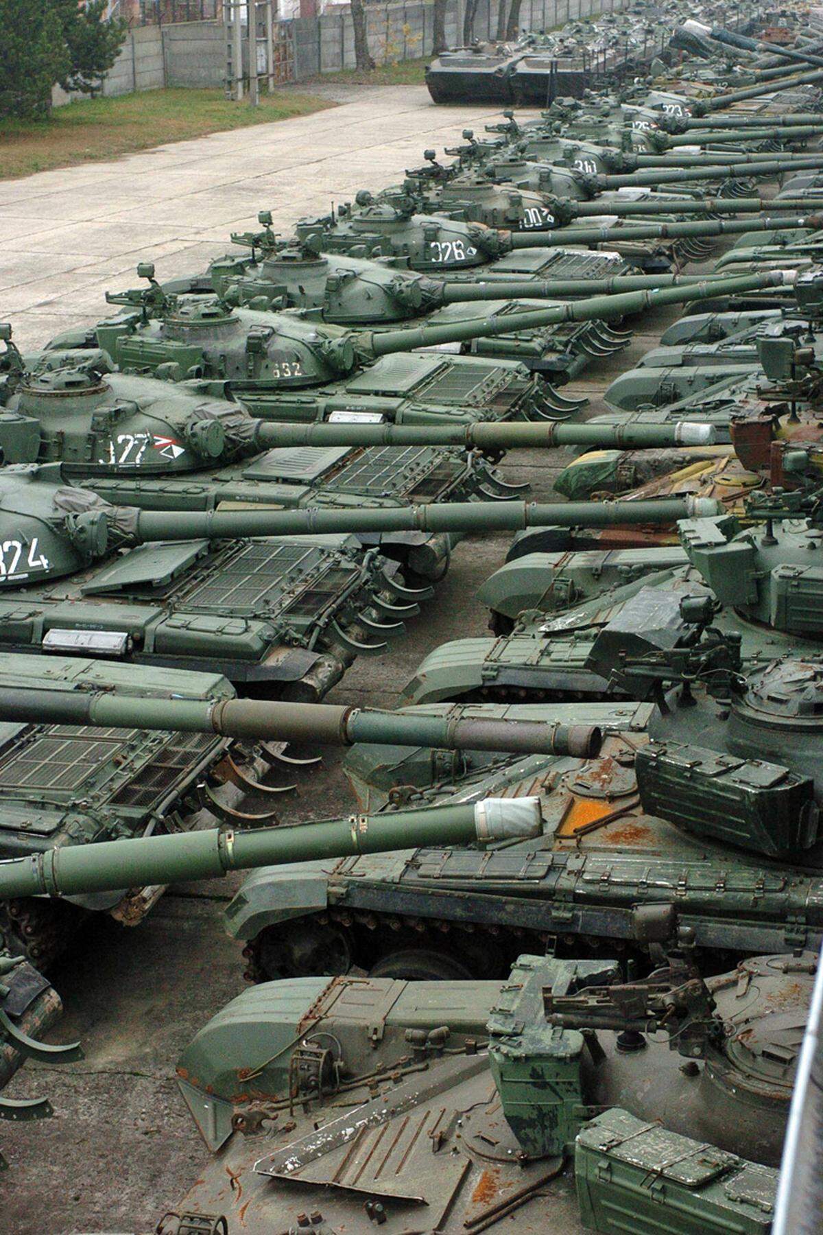 Die wichtigsten Waffensysteme sind in Syrien rund 4700 Kampfpanzer, die modernsten darunter sind 1400 des Typs T-72. Viele Panzer sind allerdings nicht mehr fahrfähig, sondern fest in Kampfstellungen eingebaut. Die türkischen Truppen verfügen dagegen über neueres Kriegsmaterial. Sie sind ausgerüstet mit Kampfpanzern der Typen M-48, dem alten M-60, dem neueren Sabra, Leopard 1 und dem Leopard 2.