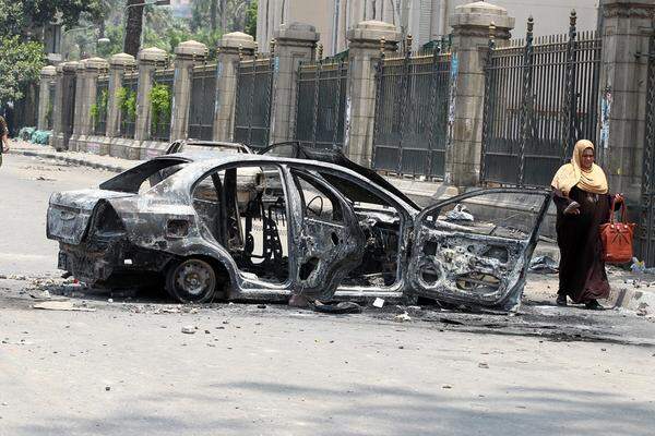 Der 3. Juli 2013, Mursis letzter Tag als Präsident Ägyptens, begann mit einer neuerlichen Eskalation der Gewalt. In der Nacht auf Mittwoch starben vor der Universität Kairo nach Angaben des Gesundheitsministeriums 16 Menschen bei Auseinandersetzungen zwischen islamistischen Unterstützern Mursis und Sicherheitskräften.