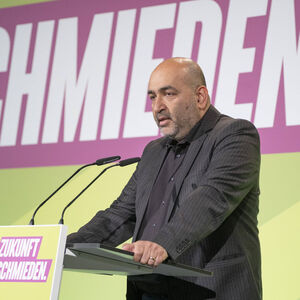 "Wir werden immer Friedenspartei bleiben": Grünen-Chef Omid Nouripour verteidigt die militärische Unterstützung der Ukraine, bekennt sich zugleich aber zum Einsatz für den Frieden.  