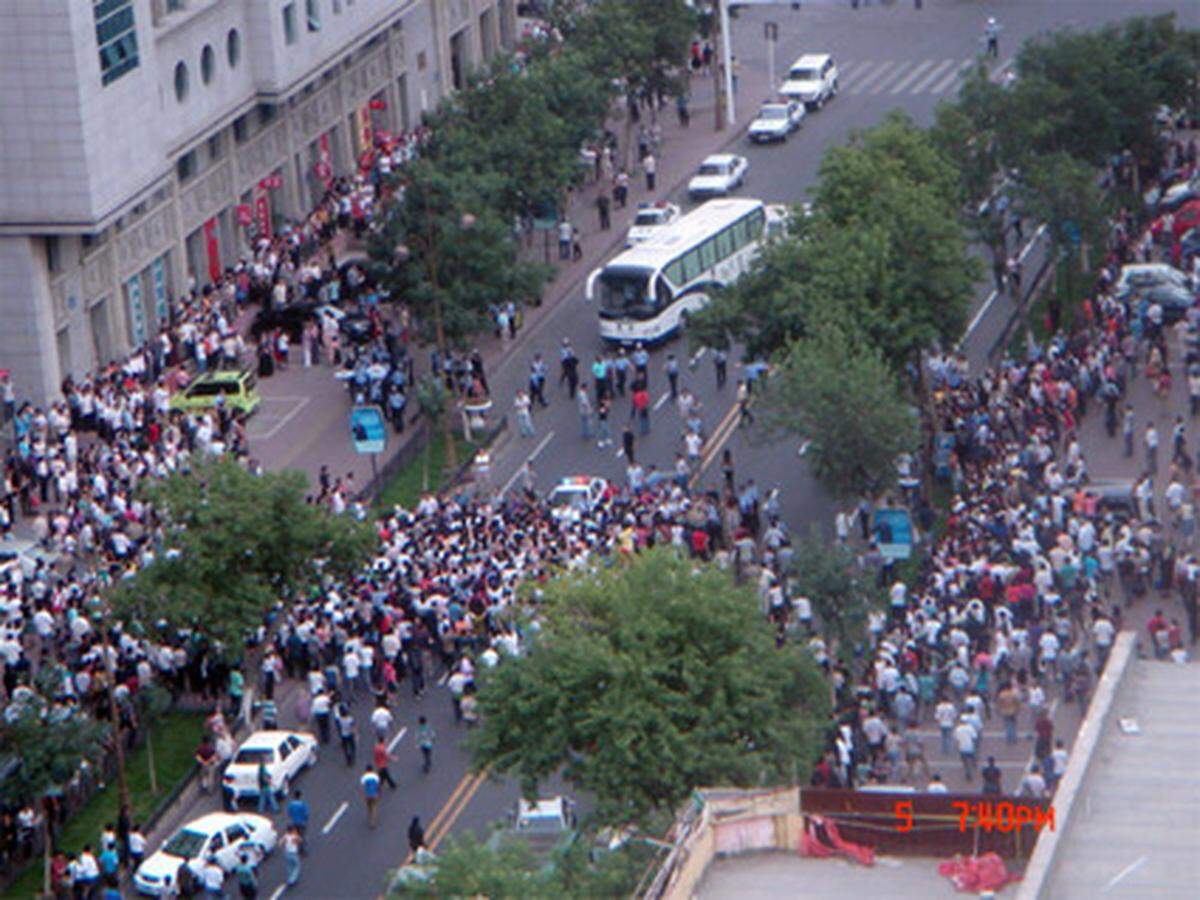 Ausgangspunkt der Unruhen war eine offenbar zunächst friedliche Demonstration von Uiguren am Sonntag. Sie forderten eine Untersuchung einer tödlichen Auseinandersetzung zwischen Mitgliedern ihrer Volksgruppe mit Han-Chinesen in einer Spielzeugfabrik in Südchina.