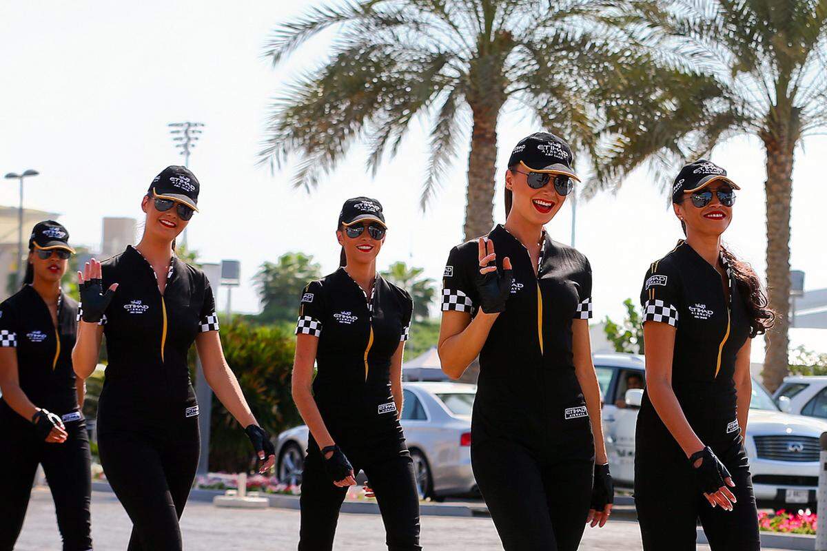 Trotz Gluthitze präsentierten sich diese Damen beim Grand Prix von Abu Dhabi ganz in schwarz...