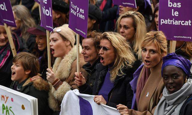 Die Schauspielerinnen Julie Gayet (2. von rechts) und Alexandra Lamy (3. von rechts) schlossen sich den Protesten in Paris an.