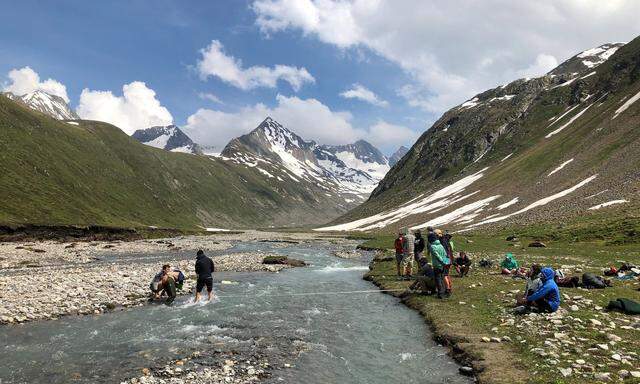 Feldstudien sind Teil der Ausbildung zum Ökosystemwissenschaftler, im Bild Exkursion der Uni Innsbruck.  
