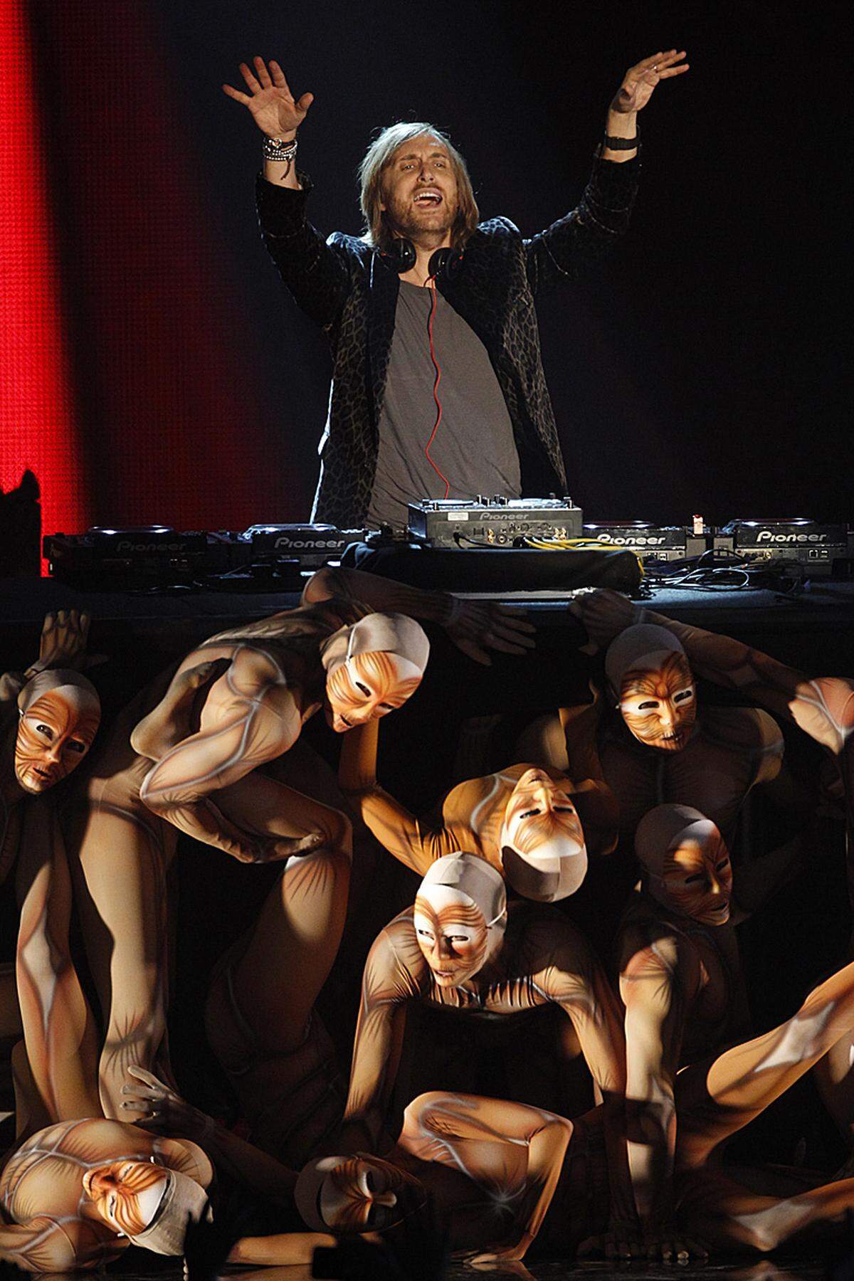 ... David Guetta - und seine Körperwelten - gaben Live-Auftritte zum Besten.