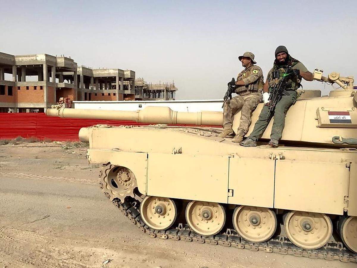 Hier Abu Azrael auf einem irakischen M1-Abrams-Panzer, einem von vielen solcher Geschenke der USA an Iraks zuletzt vom Kampfwert her zweifelhafte Streitkräfte.