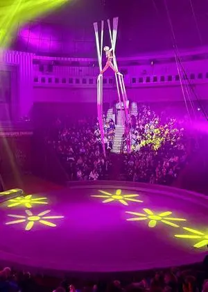 Akrobatik trotz Luftangriffen: Eine Seilkünstlerin des ukrainischen Nationalzirkus in Kiew stellt ihr Können unter Beweis.