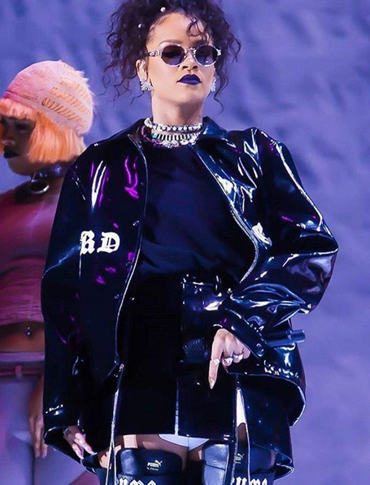 Rihanna kombiniert blauen Lippenstift zum Lack-Outfit.
