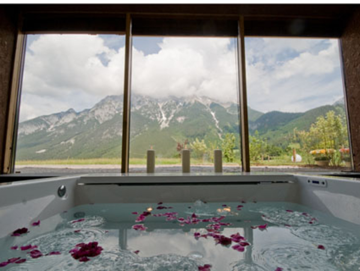 Dass der Ort Holzleiten heißt, kommt nicht von ungefähr und ist gleichzeitig Programm. Das Harz der Lärche wird am Mieminger Plateau in Tirol seit Jahrhunderten als Volksheilmittel verwendet. Im Natur und Spa Resort Holzleiten entsteht daraus ein hochwertiger Balsam, der der hauseigenen Naturkosmetik als Grundstoff dient.Seit dem Umbau im Sommer 2008 steht das ganze Haus im Zeichen der Lärche.