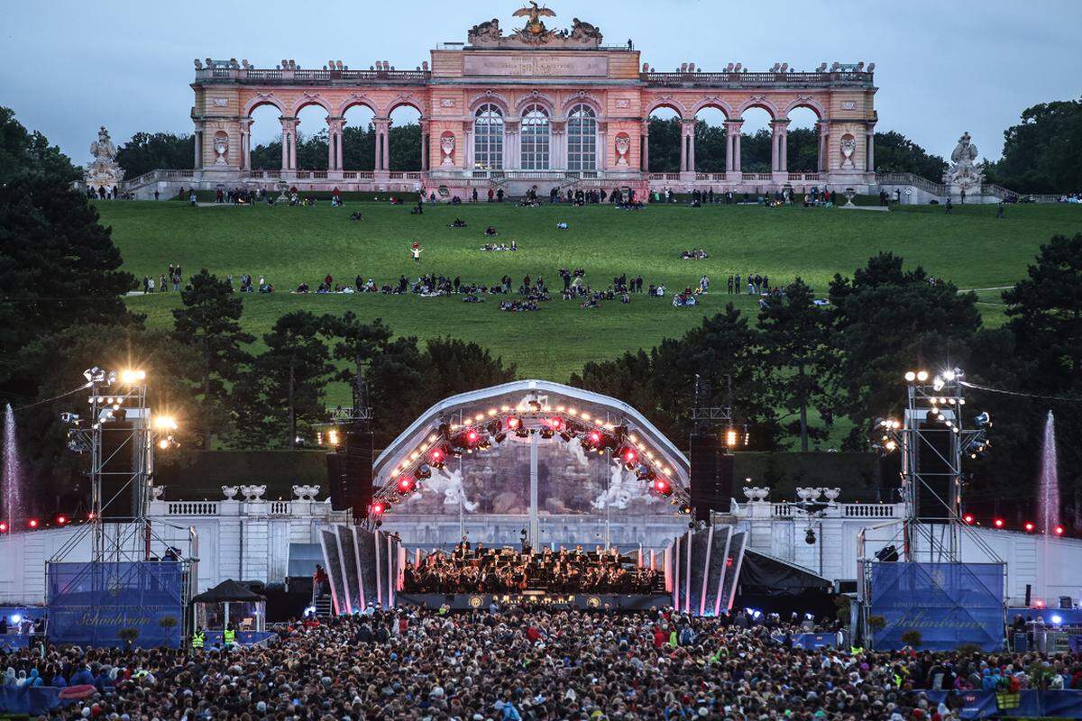 Donnerstagabend fand zum elften Mal das Sommernachtskonzert der Wiener Philharmoniker in Schönbrunn statt (der ORF zeigte das Konzert zeitversetzt ab 21.05 Uhr).Von einer warmen Sommernacht konnte zwar keine Rede sein, doch immerhin hörte der Regen wenige Stunden vor dem Konzert auf und setzte erst wieder danach ein.