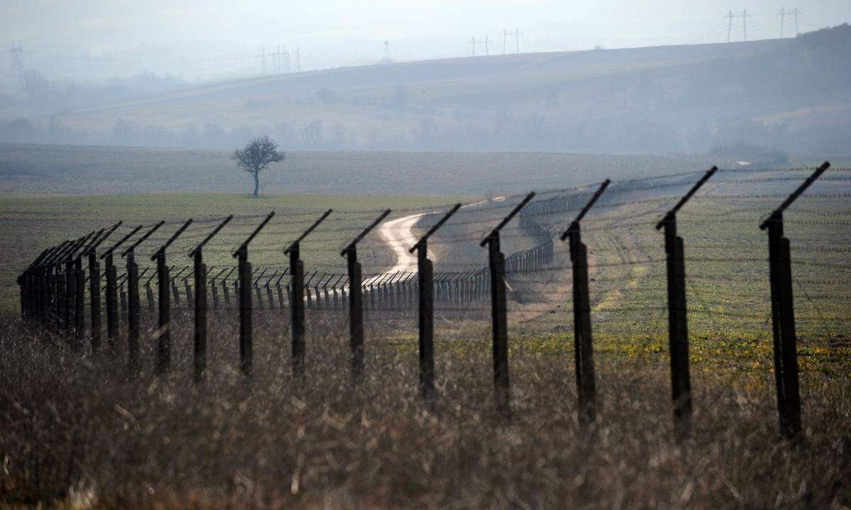 Auch Bulgarien verstärkte 2014 seine Grenze zur Türkei durch einen 30 Kilometer langen und 3 Meter hohen Stacheldrahtzaun. Grenzpolizisten sichern das Gebiet im Südosten des Landes zusätzlich. Damit sollten besonders Flüchtlinge aus dem Nahen- und Mittleren Osten vom Grenzübertritt abgehalten werden.    