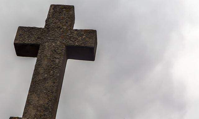 Ein steinernes Kreuz auf einem Friedhof in der Naehe von Odenthal ( Bergisches Land / NRW ) Steinernes Kreuz *** A stone