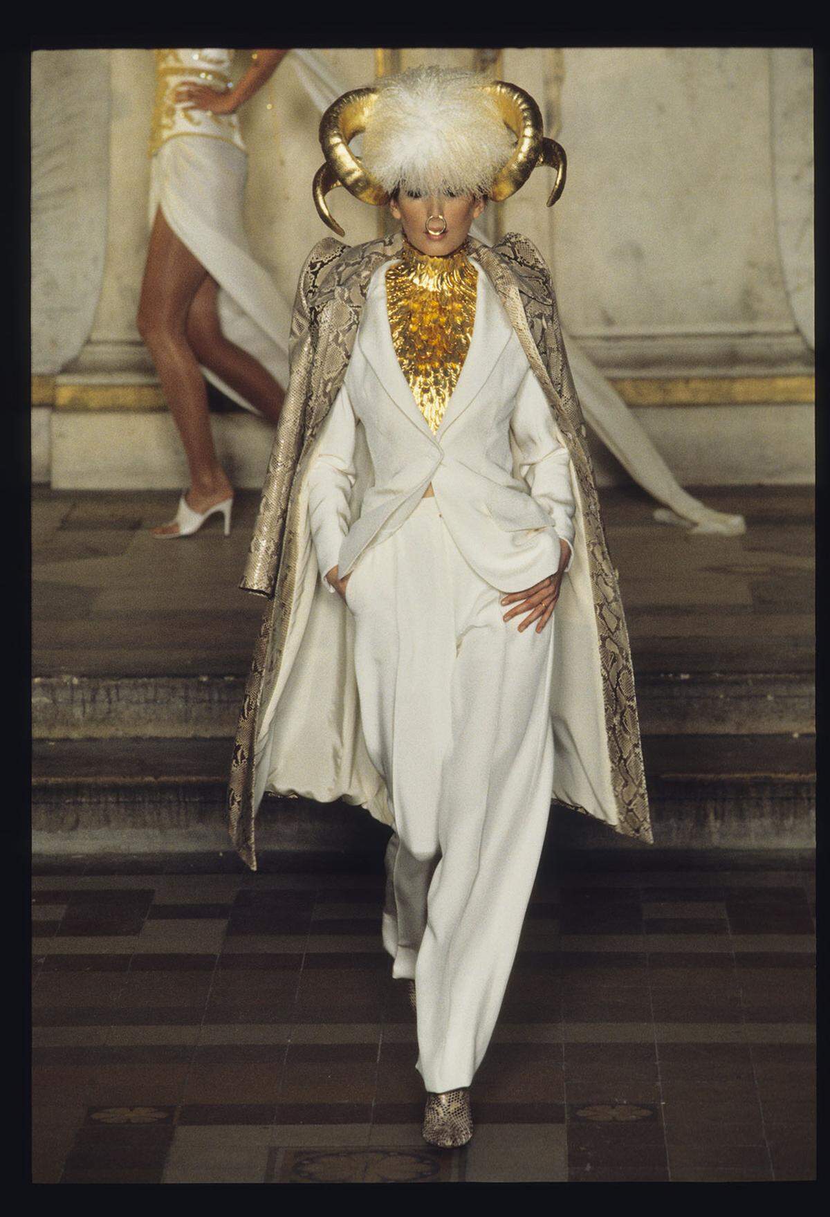 Dem Goldenen Vlies widmete Alexander McQueen seine erste Couture-Kollektion für das Maison Givenchy.
